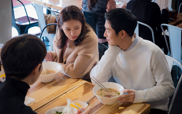 经常请吃饭的漂亮姐姐：你能撩到小五岁的年下