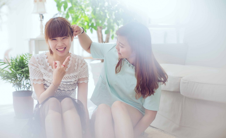 感谢有你伊梵女王，小敏和刘梅一起开心地笑了